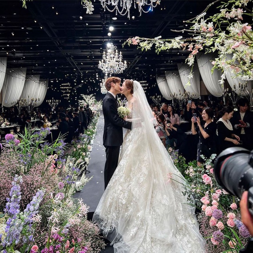 Toàn cảnh đám cưới Lee Da Hae - Se7en: Cô dâu bật khóc vì xúc động, Taeyang hát tặng tình ca, quy tụ dàn sao hoành tráng như lễ trao giải - Ảnh 13. Toàn cảnh đám cưới Lee Da Hae - Se7en: Cô dâu bật khóc vì xúc động, Taeyang hát tặng tình ca, quy tụ dàn sao hoành tráng như lễ trao giải - Ảnh 13.