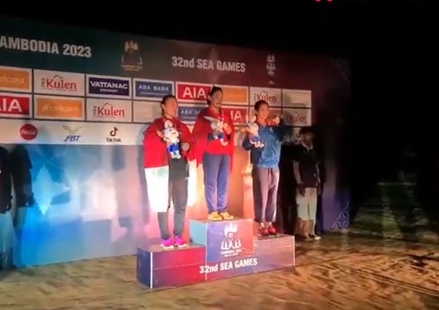 ‘Độc lạ’ SEA Games: BTC không có đèn, VĐV Việt Nam phải nhận HCV dưới ánh sáng của… ô tô - Ảnh 1.