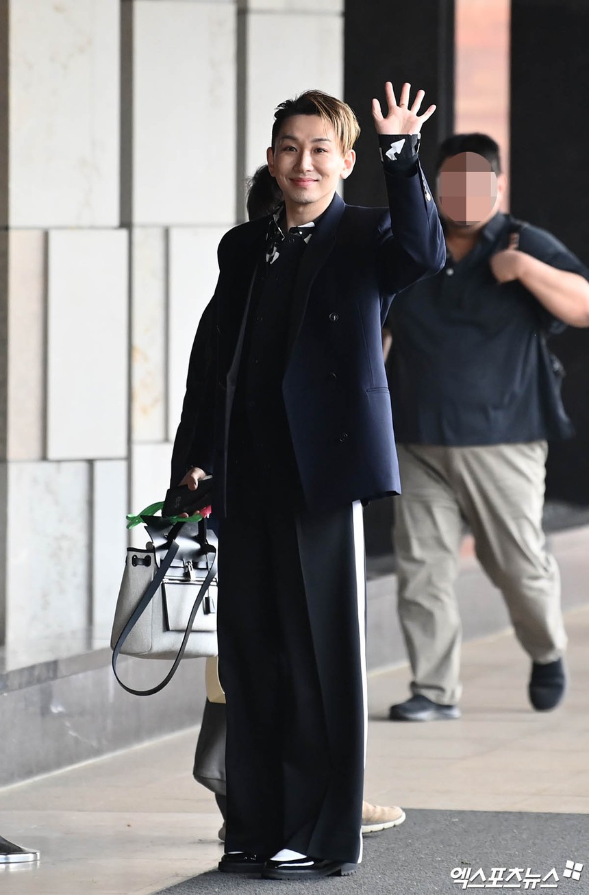 Dàn khách mời khủng lộ diện tại đám cưới Lee Da Hae - Se7en: Jaejoong và Lee Soo Hyuk siêu soái, Gummy và Taeyang có vai trò đặc biệt  - Ảnh 16.