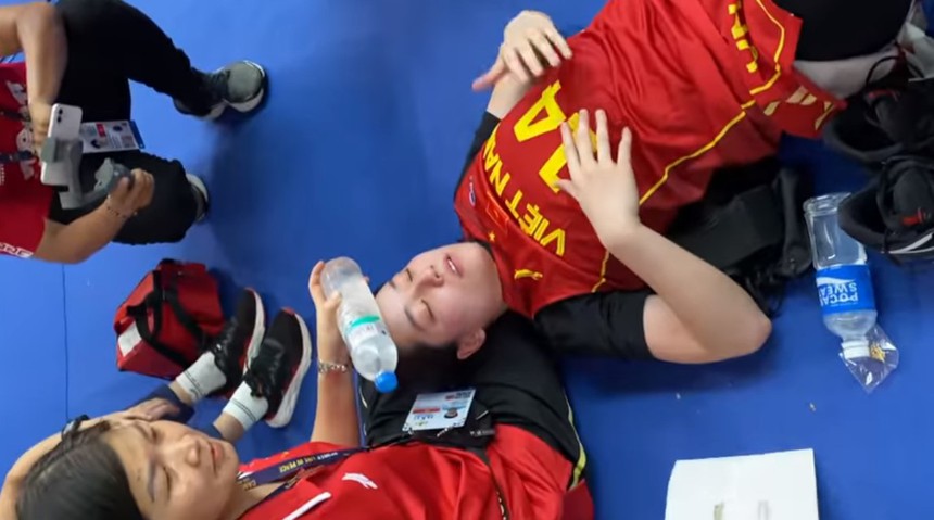 Sốc nhiệt sau khi thắng Thái Lan ngoạn mục, tuyển Việt Nam chống nóng bằng cách thủ công khiến CĐV xót xa - Ảnh 3.