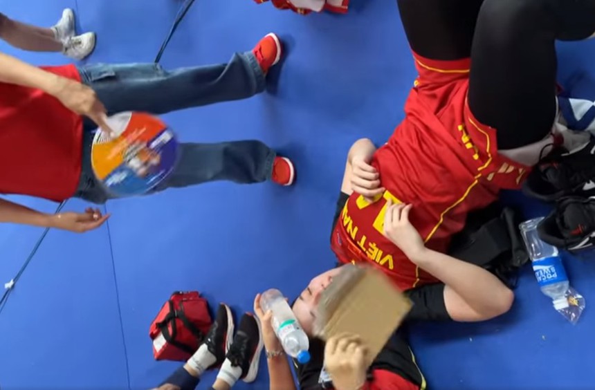 Sốc nhiệt sau khi thắng Thái Lan ngoạn mục, tuyển Việt Nam chống nóng bằng cách thủ công khiến CĐV xót xa - Ảnh 5.