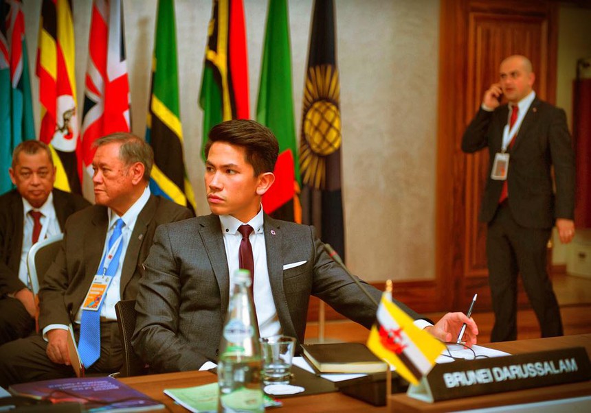 Chân dung Hoàng tử 28 tỷ đô của Brunei được "săn lùng" gắt gao mấy ngày nay: Đẹp trai giàu có chưa đủ còn đưa ra tiêu chí tuyển vợ khác lạ - Ảnh 1. Chân dung Hoàng tử 28 tỷ đô của Brunei được "săn lùng" gắt gao mấy ngày nay: Đẹp trai giàu có chưa đủ còn đưa ra tiêu chí tuyển vợ khác lạ - Ảnh 1.