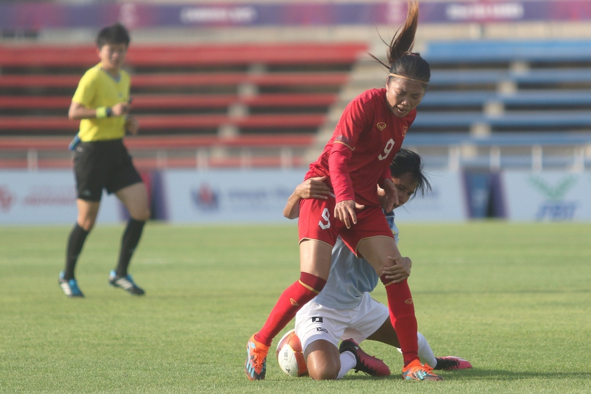 Tuyển Myanmar vây Huỳnh Như bằng ‘chiêu thức’ dị, kèm cực rát vẫn phải nhận trái đắng - Ảnh 1.