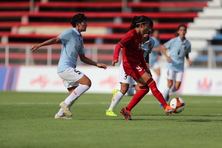 ĐT nữ Việt Nam nở hoa rực rỡ dưới cái nắng 40 độ ở SEA Games 32, hạ gục Myanmar với tỷ số 3-1 - Ảnh 1.