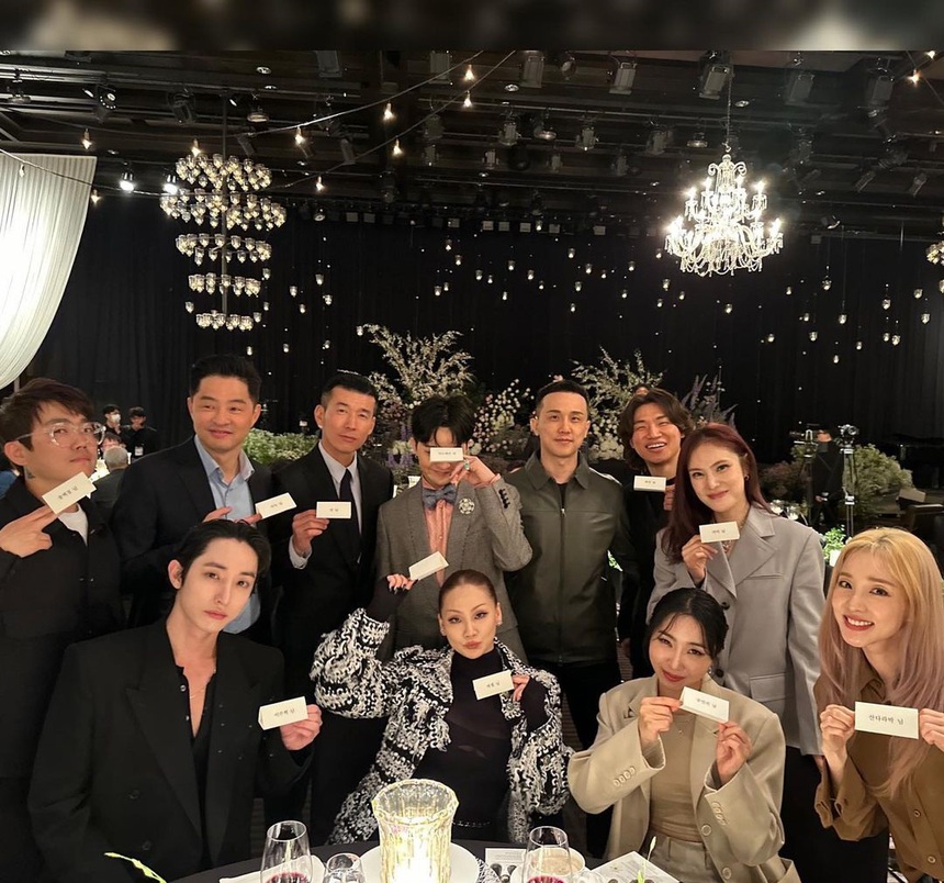 Khung hình quyền lực nhất hôn lễ Lee Da Hae - Se7en: Nữ thần nhan sắc Dara và “ông hoàng Kpop” G-Dragon cũng phải chào thua visual của “ma cà rồng” Lee Soo Hyuk - Ảnh 2. Khung hình quyền lực nhất hôn lễ Lee Da Hae - Se7en: Nữ thần nhan sắc Dara và “ông hoàng Kpop” G-Dragon cũng phải chào thua visual của “ma cà rồng” Lee Soo Hyuk - Ảnh 2.