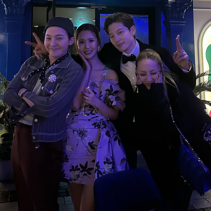 Khung hình quyền lực nhất hôn lễ Lee Da Hae - Se7en: Nữ thần nhan sắc Dara và “ông hoàng Kpop” G-Dragon cũng phải chào thua visual của “ma cà rồng” Lee Soo Hyuk - Ảnh 3. Khung hình quyền lực nhất hôn lễ Lee Da Hae - Se7en: Nữ thần nhan sắc Dara và “ông hoàng Kpop” G-Dragon cũng phải chào thua visual của “ma cà rồng” Lee Soo Hyuk - Ảnh 3.