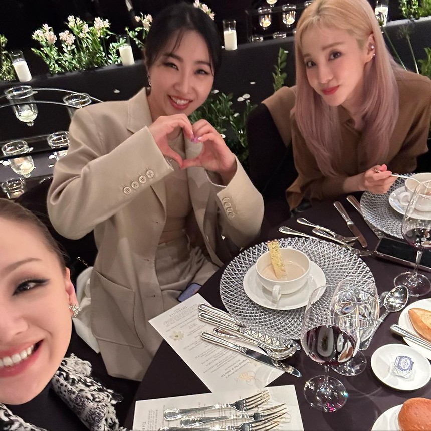 Khung hình quyền lực nhất hôn lễ Lee Da Hae - Se7en: Nữ thần nhan sắc Dara và “ông hoàng Kpop” G-Dragon cũng phải chào thua visual của “ma cà rồng” Lee Soo Hyuk - Ảnh 5. Khung hình quyền lực nhất hôn lễ Lee Da Hae - Se7en: Nữ thần nhan sắc Dara và “ông hoàng Kpop” G-Dragon cũng phải chào thua visual của “ma cà rồng” Lee Soo Hyuk - Ảnh 5.