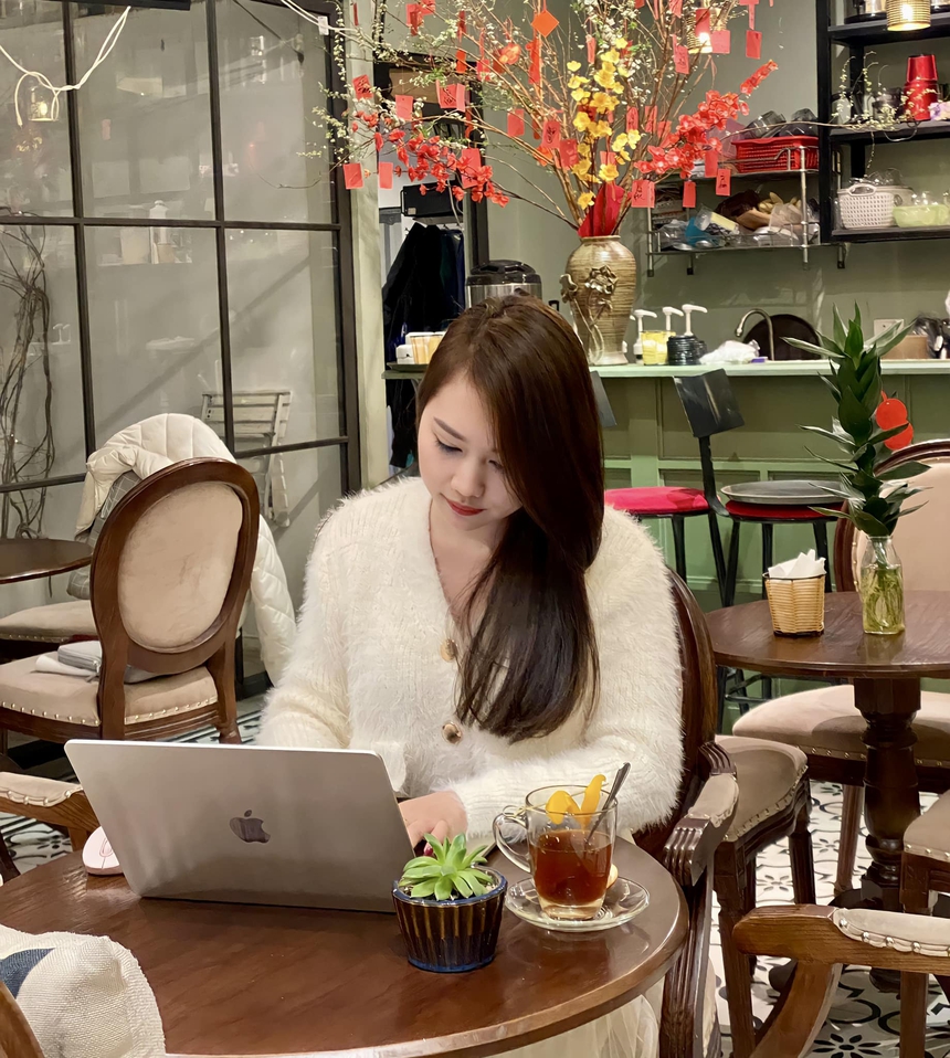 Bỏ việc ngân hàng để bán mỹ phẩm, nữ 9x đạt thu nhập "khủng" mỗi tháng, du lịch ở châu Âu: Đầu bù tóc rối làm 20 tiếng/ngày, tiếc hùi hụi danh xưng "banker" - Ảnh 1.