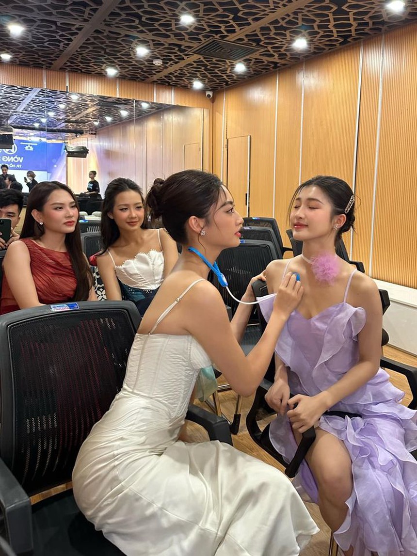 Khung hình tràn ngập visual: Phương Nhi khoe góc nghiêng không góc chết nhưng spotlight lại thuộc về nàng hậu này  - Ảnh 1.