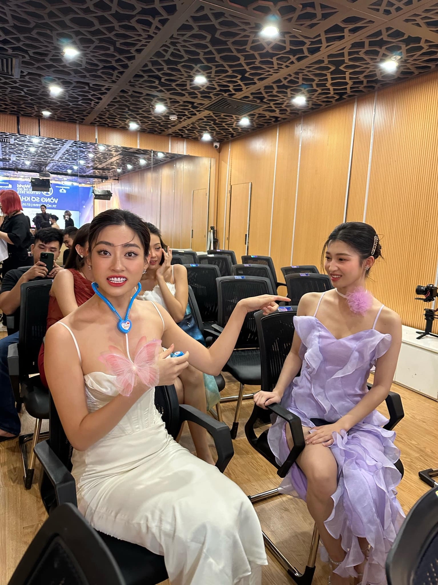 Khung hình tràn ngập visual: Phương Nhi khoe góc nghiêng không góc chết nhưng spotlight lại thuộc về nàng hậu này  - Ảnh 2.