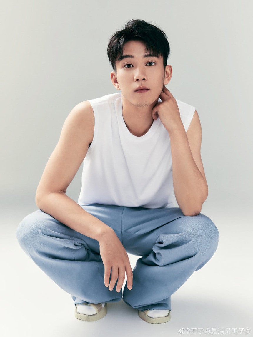 Nam chính ngôn tình hot nhất hiện nay: Đóng vai tổng tài cực cuốn, suýt hại đoàn phim vì hẹn hò 'bản sao Lưu Diệc Phi' - Ảnh 9.