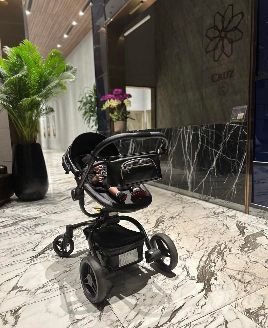 Quý tử nhà thủ môn Bùi Tiến Dũng: 5 tháng tuổi đã được sắm đủ thể loại thời trang, đồ bỉm sữa dùng hàng ngoại mới xứng tầm - Ảnh 10. Quý tử nhà thủ môn Bùi Tiến Dũng: 5 tháng tuổi đã được sắm đủ thể loại thời trang, đồ bỉm sữa dùng hàng ngoại mới xứng tầm - Ảnh 10.