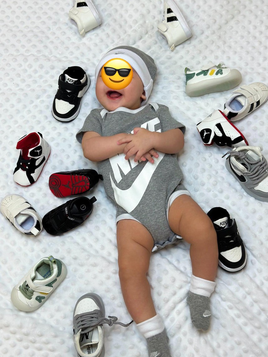 Quý tử nhà thủ môn Bùi Tiến Dũng: 5 tháng tuổi đã được sắm đủ thể loại thời trang, đồ bỉm sữa dùng hàng ngoại mới xứng tầm - Ảnh 2. Quý tử nhà thủ môn Bùi Tiến Dũng: 5 tháng tuổi đã được sắm đủ thể loại thời trang, đồ bỉm sữa dùng hàng ngoại mới xứng tầm - Ảnh 2.