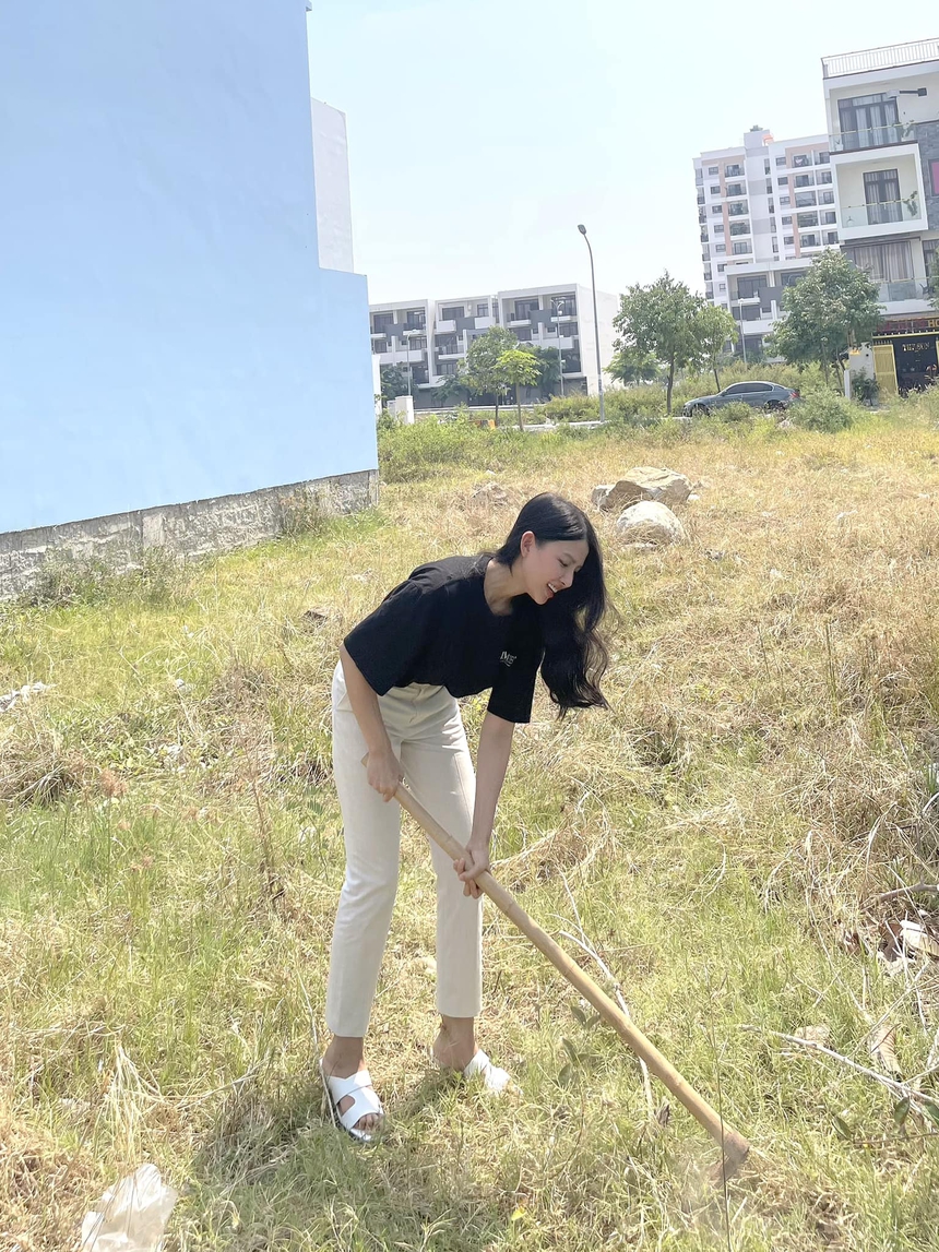 Khoe “cuốc đất” xây nhà, vợ chồng Phan Mạnh Quỳnh giàu cỡ nào? - Ảnh 1.