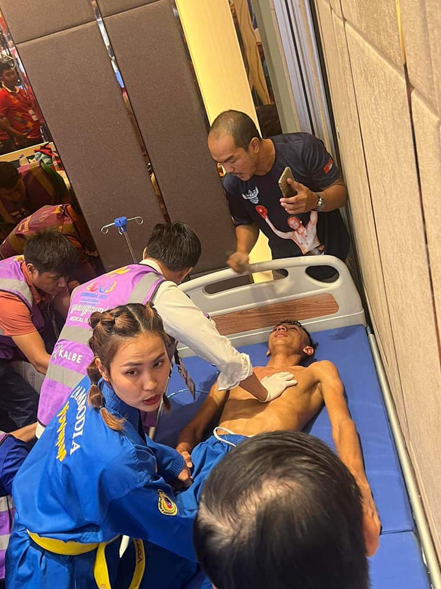 VĐV Campuchia gặp vấn đề về tim, phải nhập viện khẩn cấp sau trận thua trước Việt Nam tại SEA Games 32 - Ảnh 2. VĐV Campuchia gặp vấn đề về tim, phải nhập viện khẩn cấp sau trận thua trước Việt Nam tại SEA Games 32 - Ảnh 2.