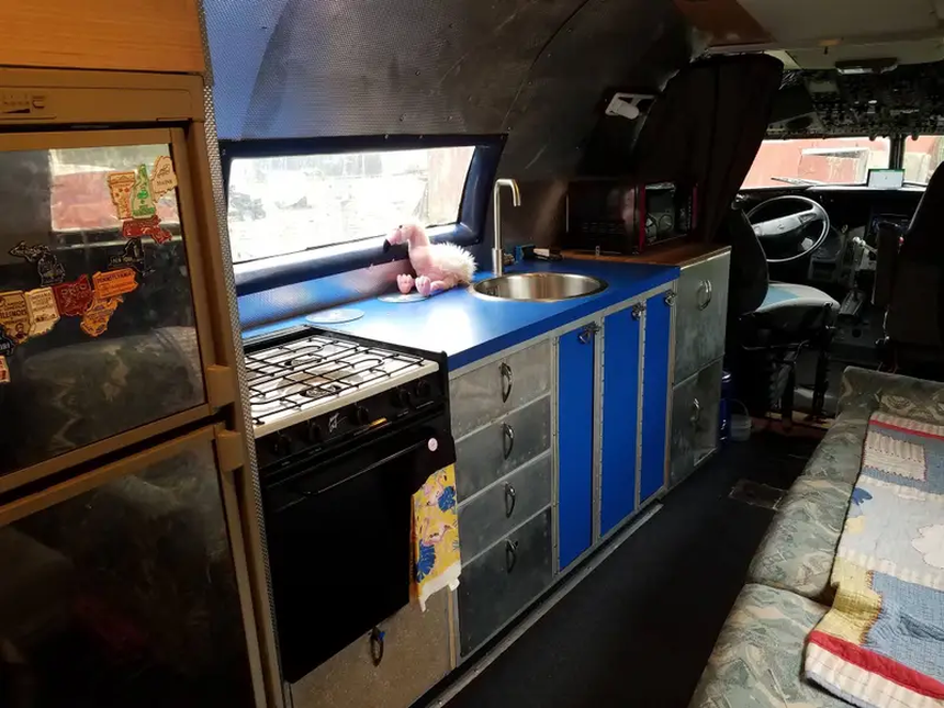 Cựu quân nhân Mỹ "độ" xác máy bay thời chiến và xe tải thành motorhome khủng: Tổng chi phí hết 468 triệu đồng, suýt "bỏ xó" vì lý do này - Ảnh 5.