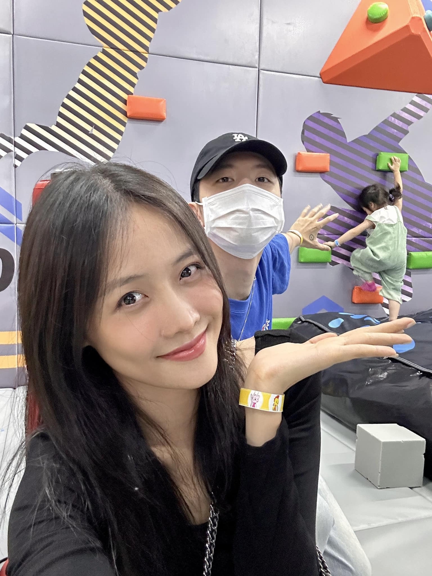 Sau khi tiết lộ có xích mích bất đồng khi sống chung, Trương Mỹ Nhân và Phí Ngọc Hưng lộ diện cùng nhau - Ảnh 1.