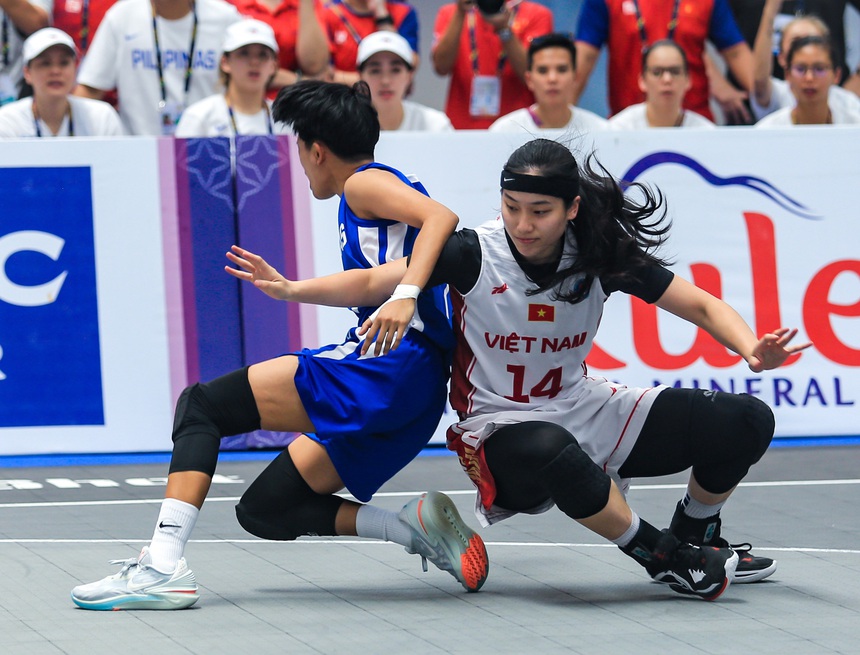 Chị em song sinh Thảo Vy, Thảo My ngã dúi dụi, không ngại va chạm để giành HCV bóng rổ lịch sử  - Ảnh 7.