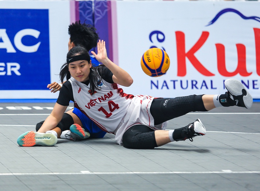 Chị em song sinh Thảo Vy, Thảo My ngã dúi dụi, không ngại va chạm để giành HCV bóng rổ lịch sử  - Ảnh 5.