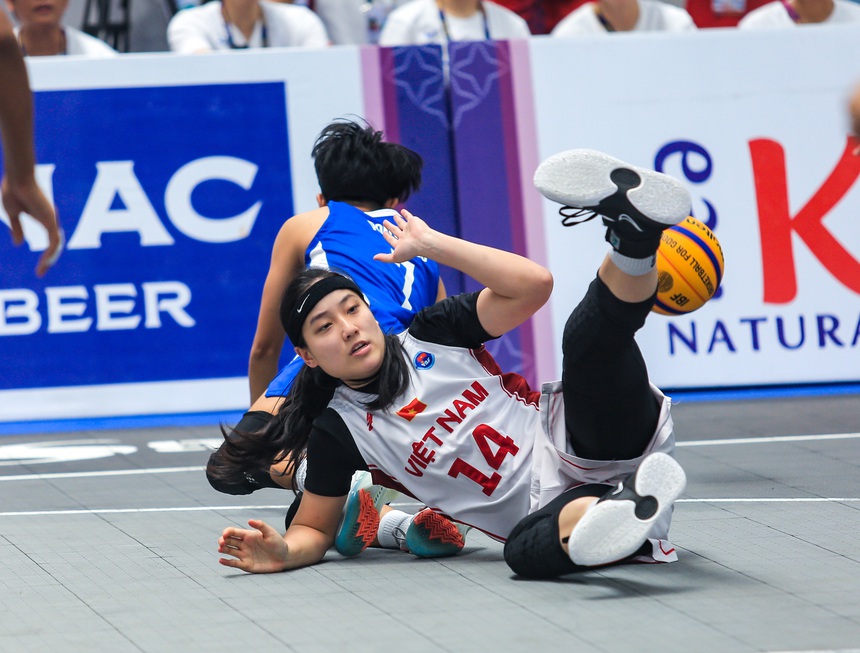 Chị em song sinh Thảo Vy, Thảo My ngã dúi dụi, không ngại va chạm để giành HCV bóng rổ lịch sử  - Ảnh 6.