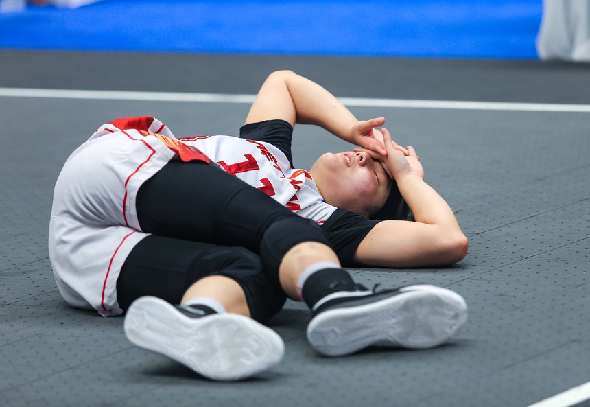 Chị em song sinh Thảo Vy, Thảo My ngã dúi dụi, không ngại va chạm để giành HCV bóng rổ lịch sử  - Ảnh 2.