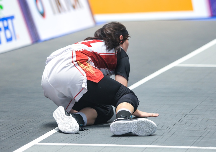 Chị em song sinh Thảo Vy, Thảo My ngã dúi dụi, không ngại va chạm để giành HCV bóng rổ lịch sử  - Ảnh 4.