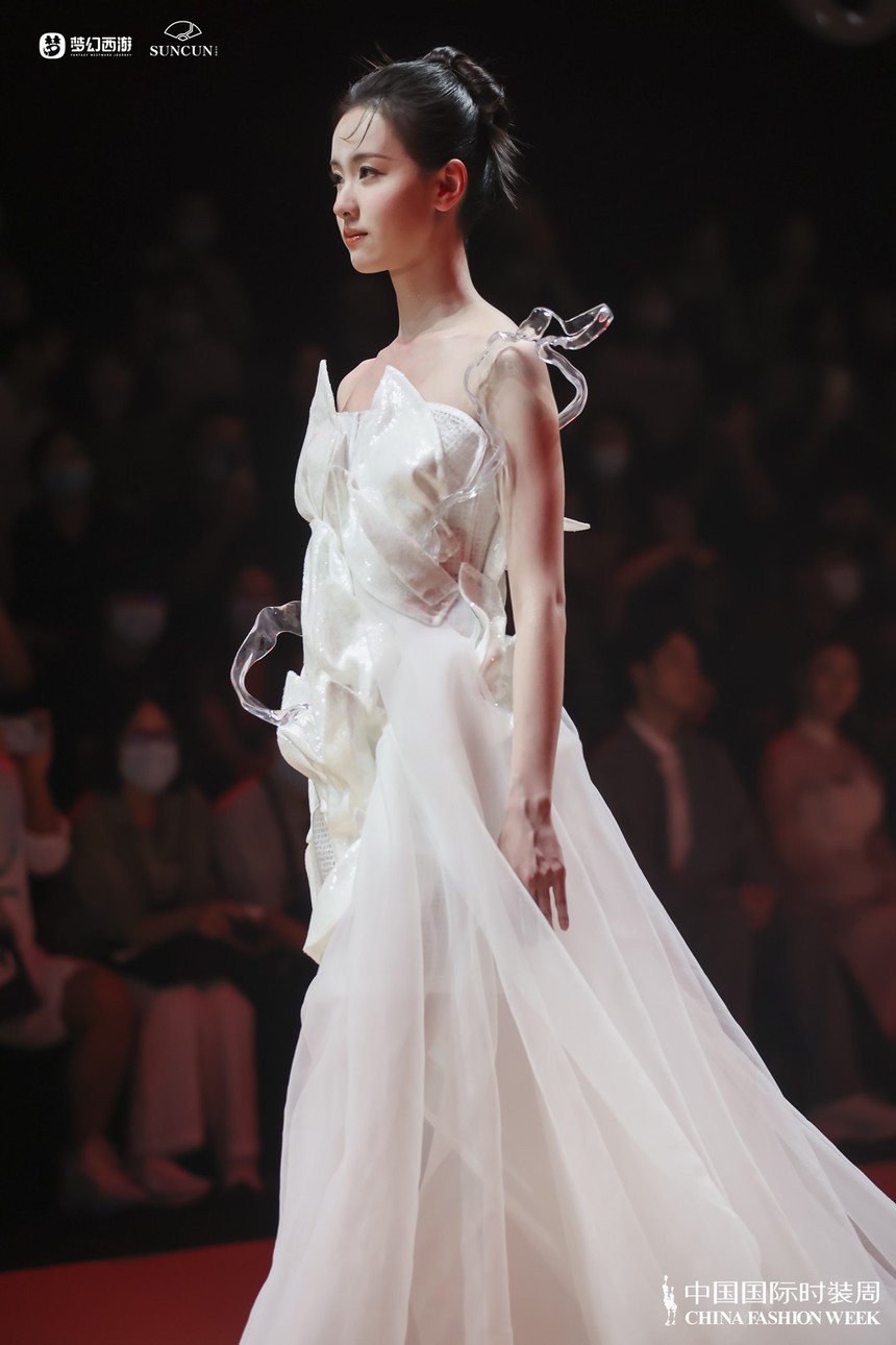 “Ác nữ đẹp nhất Trung Quốc” Trần Đô Linh tiến thẳng vào showbiz nhờ 1 tấm ảnh chứng minh thư, vừa ra mắt đã sánh đôi cùng Dương Dương - Ảnh 8.