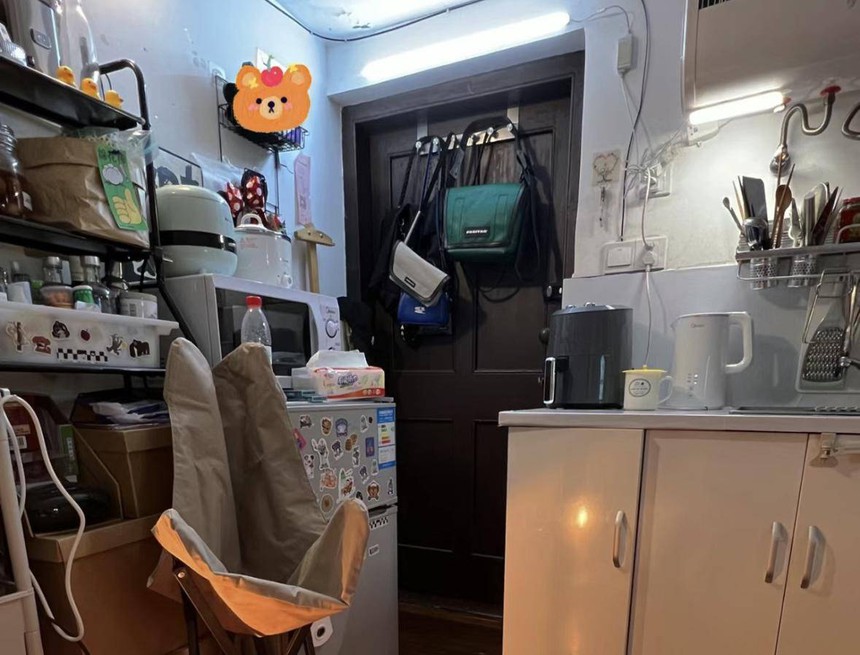Bên trong căn hộ 8m2 ở Thượng Hải của cô gái độc thân: không gian siêu chật chội, chỉ nhìn cũng thấy bí bách - Ảnh 3.