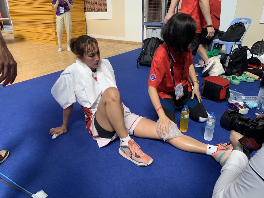 Nữ tuyển thủ bóng rổ Việt Nam chấn thương vẫn quyết giành Huy chương vàng SEA Games 32 - Ảnh 3.