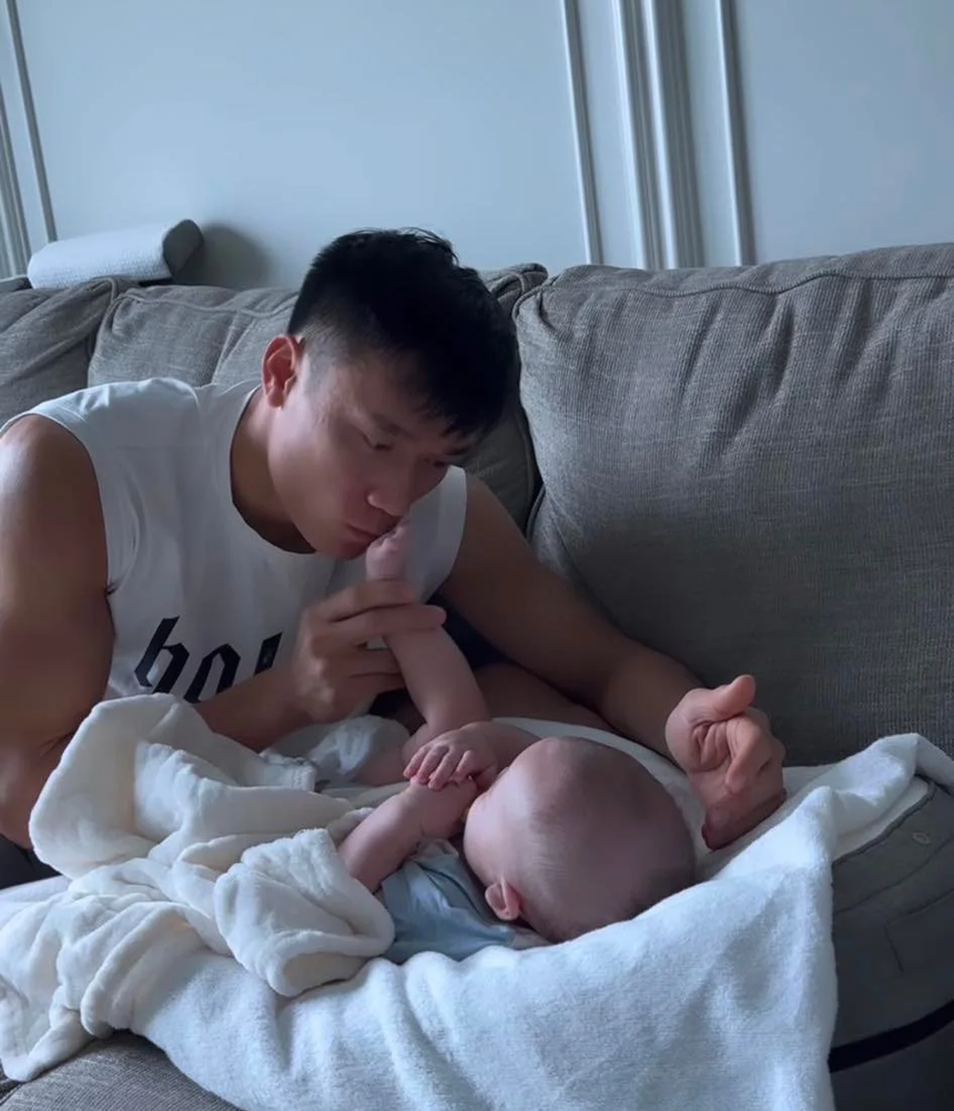 Quý tử nhà thủ môn Bùi Tiến Dũng: 5 tháng tuổi đã được sắm đủ thể loại thời trang, đồ bỉm sữa dùng hàng ngoại mới xứng tầm - Ảnh 8. Quý tử nhà thủ môn Bùi Tiến Dũng: 5 tháng tuổi đã được sắm đủ thể loại thời trang, đồ bỉm sữa dùng hàng ngoại mới xứng tầm - Ảnh 8.