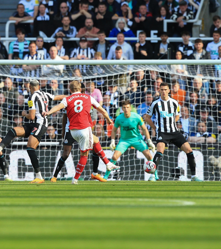 Odegaard mở tỉ số trận đấu với siêu phẩm sút xa