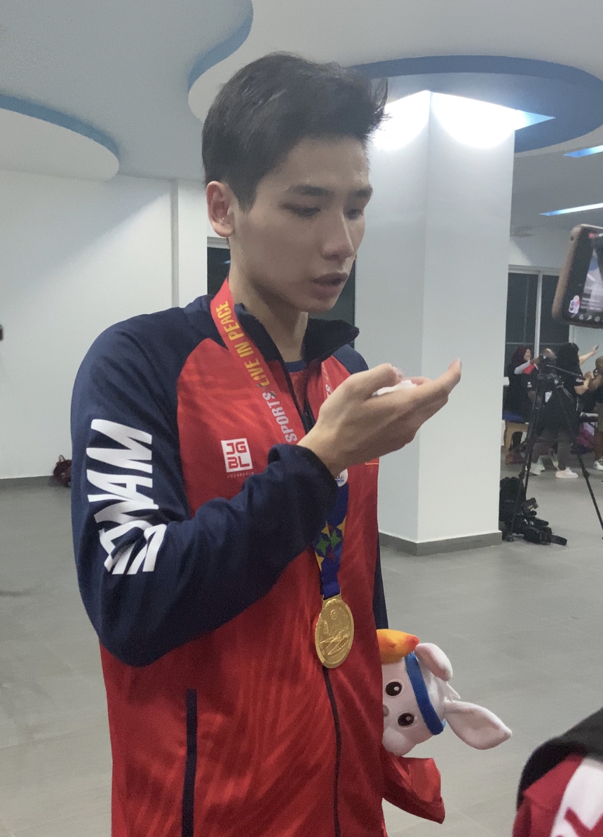 Cực xót hình ảnh 'hotboy' tuyển bơi máu mũi chảy ướt cả gối vẫn cố gắng đem về HCV SEA Games - Ảnh 2.