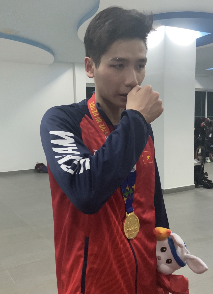 Cực xót hình ảnh 'hotboy' tuyển bơi máu mũi chảy ướt cả gối vẫn cố gắng đem về HCV SEA Games - Ảnh 1.