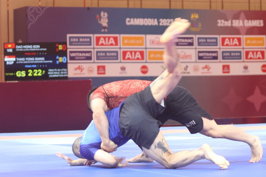 Đối thủ dùng chiêu thức 'dị', võ sĩ Việt hóa giải thần sầu để giành HCV SEA Games - Ảnh 5. Đối thủ dùng chiêu thức 'dị', võ sĩ Việt hóa giải thần sầu để giành HCV SEA Games - Ảnh 5.