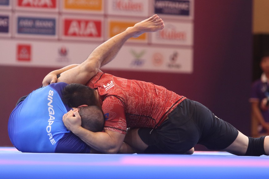 Đối thủ dùng chiêu thức 'dị', võ sĩ Việt hóa giải thần sầu để giành HCV SEA Games - Ảnh 2. Đối thủ dùng chiêu thức 'dị', võ sĩ Việt hóa giải thần sầu để giành HCV SEA Games - Ảnh 2.