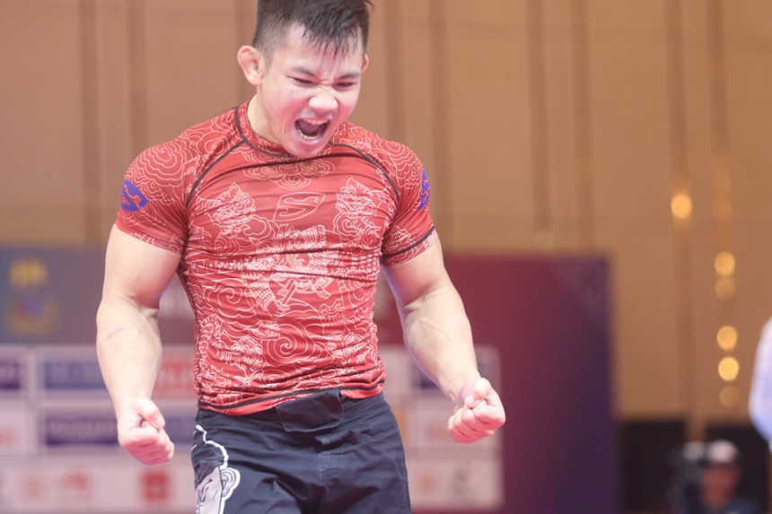 Đối thủ dùng chiêu thức 'dị', võ sĩ Việt hóa giải thần sầu để giành HCV SEA Games - Ảnh 7. Đối thủ dùng chiêu thức 'dị', võ sĩ Việt hóa giải thần sầu để giành HCV SEA Games - Ảnh 7.