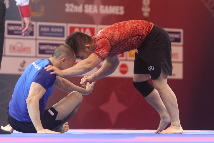 Đối thủ dùng chiêu thức 'dị', võ sĩ Việt hóa giải thần sầu để giành HCV SEA Games - Ảnh 3. Đối thủ dùng chiêu thức 'dị', võ sĩ Việt hóa giải thần sầu để giành HCV SEA Games - Ảnh 3.