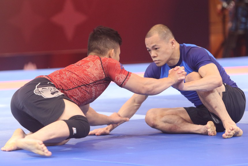 Đối thủ dùng chiêu thức 'dị', võ sĩ Việt hóa giải thần sầu để giành HCV SEA Games - Ảnh 4. Đối thủ dùng chiêu thức 'dị', võ sĩ Việt hóa giải thần sầu để giành HCV SEA Games - Ảnh 4.