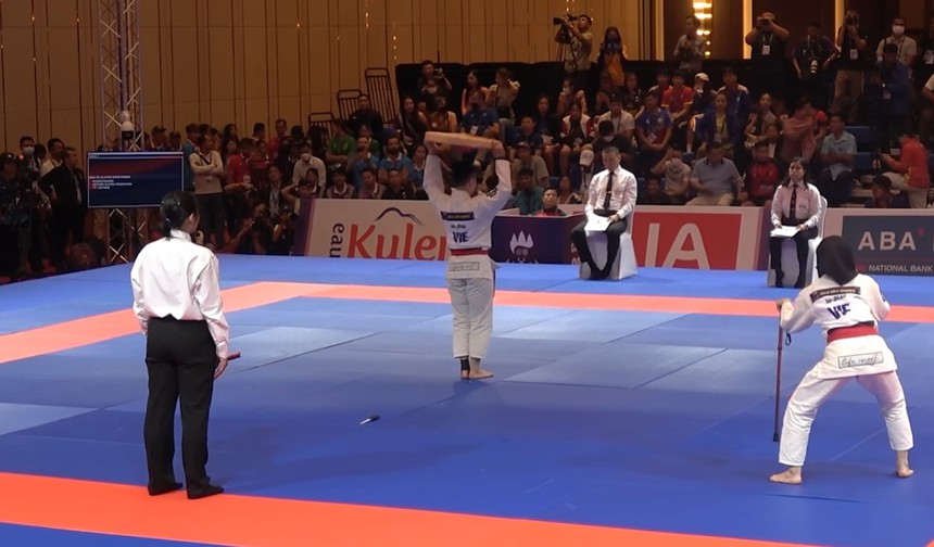 Màn biểu diễn nón quai thao và khăn mỏ quạ của Việt Nam gây bão mạng ngàn like, khoảnh khắc độc lạ nhất SEA Games là đây - Ảnh 3.