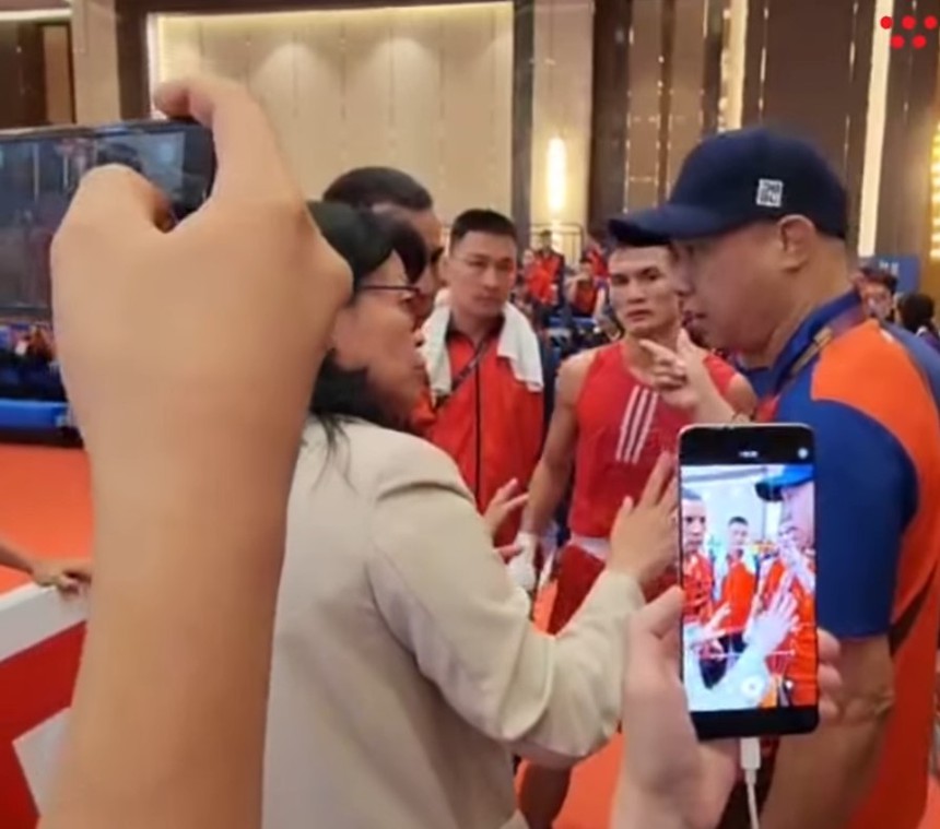 Đổ cả máu và nước mắt, võ sĩ Việt Nam vẫn bị xử thua trên thế thắng dù đối thủ sai luật khiến CĐV bức xúc - Ảnh 5. Đổ cả máu và nước mắt, võ sĩ Việt Nam vẫn bị xử thua trên thế thắng dù đối thủ sai luật khiến CĐV bức xúc - Ảnh 5.