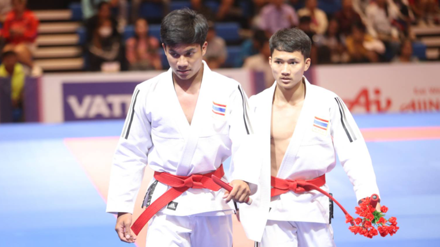 Hi hữu: HLV Thái Lan phản đối dữ dội khiến trọng tài phải nhận sai rồi đưa ra phán quyết bất ngờ  - Ảnh 2.