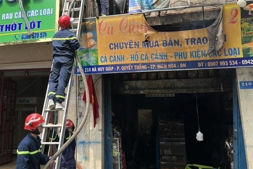 Dùng xăng đốt nhà do mâu thuẫn tình cảm, một người tử vong tại chỗ, 3 người bị thương - Ảnh 1. Dùng xăng đốt nhà do mâu thuẫn tình cảm, một người tử vong tại chỗ, 3 người bị thương - Ảnh 1.