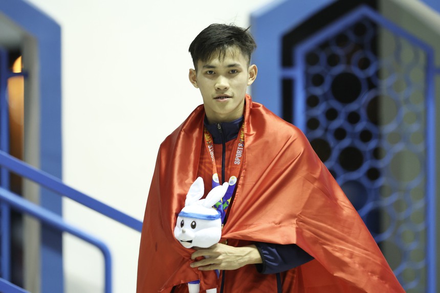 VĐV Phạm Thanh Bảo giành huy chương Vàng nội dung 100m ếch nam, môn Bơi tại SEA Games 32 với thành tích 1 phút 00 giây 97, đồng thời phá kỷ lục SEA Games do chính anh thiết lập cách đây một năm. Ảnh: Minh Quyết – TTXVN