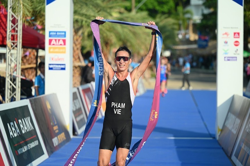 “Siêu nhân” Phạm Tiến Sản trên đường đua Triathlon - Ảnh 1.