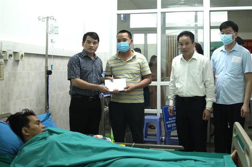 Thăm hỏi, động viên gia đình cô giáo vùng cao gặp nạn ở Hà Giang - Ảnh 1.