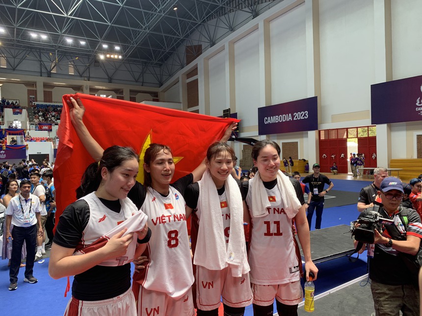 Đội tuyển bóng rổ nữ bật khóc nức nở, vỡ òa với tấm HCV lịch sử tại SEA Games - Ảnh 7. Đội tuyển bóng rổ nữ bật khóc nức nở, vỡ òa với tấm HCV lịch sử tại SEA Games - Ảnh 7.