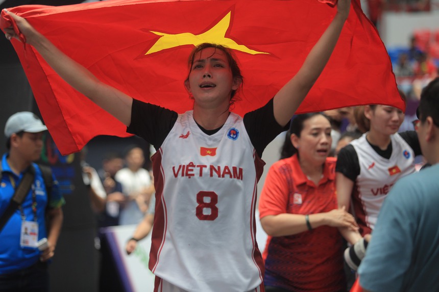 Đội tuyển bóng rổ nữ bật khóc nức nở, vỡ òa với tấm HCV lịch sử tại SEA Games - Ảnh 5. Đội tuyển bóng rổ nữ bật khóc nức nở, vỡ òa với tấm HCV lịch sử tại SEA Games - Ảnh 5.