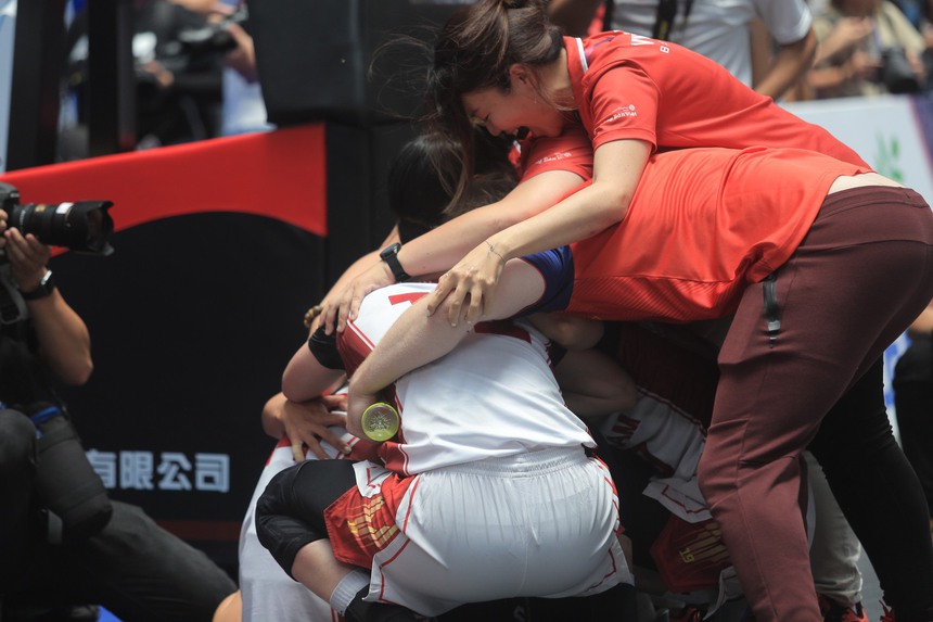 Đội tuyển bóng rổ nữ bật khóc nức nở, vỡ òa với tấm HCV lịch sử tại SEA Games - Ảnh 2. Đội tuyển bóng rổ nữ bật khóc nức nở, vỡ òa với tấm HCV lịch sử tại SEA Games - Ảnh 2.