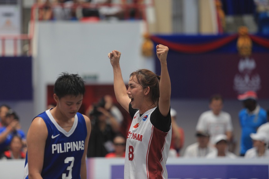 Đội tuyển bóng rổ nữ bật khóc nức nở, vỡ òa với tấm HCV lịch sử tại SEA Games - Ảnh 6. Đội tuyển bóng rổ nữ bật khóc nức nở, vỡ òa với tấm HCV lịch sử tại SEA Games - Ảnh 6.