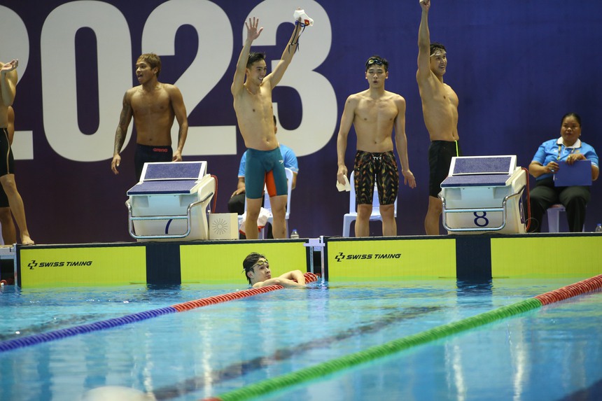 4 hot boy bơi lội Việt Nam giành HCV kịch tính với chiến thuật hợp lý, tăng tốc xuất thần khiến khán giả vỡ òa - Ảnh 2. 4 hot boy bơi lội Việt Nam giành HCV kịch tính với chiến thuật hợp lý, tăng tốc xuất thần khiến khán giả vỡ òa - Ảnh 2.